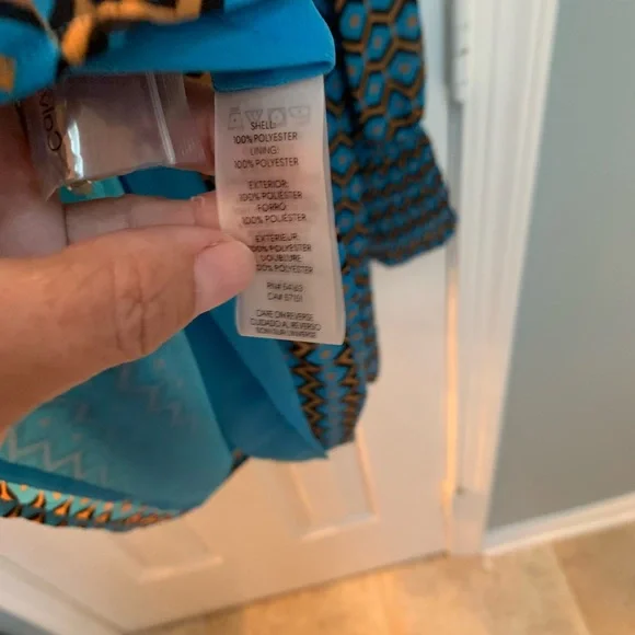 Calvin Klein Blouse you don’t want to pass up - Picture 8 of 9